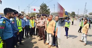 ঢাকা-চট্টগ্রাম মহাসড়কে ঈদযাত্রা নির্বিঘ্ন করতে ট্রাফিকের ভূমিকায় শতাধিক স্কাউট সদস্য